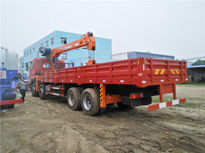 東風天龍石煤14噸隨車吊 高效能重型作業的可靠伙伴